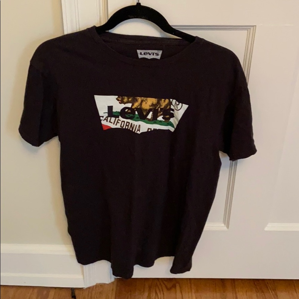 levi’s t-shirt with brand on the front
